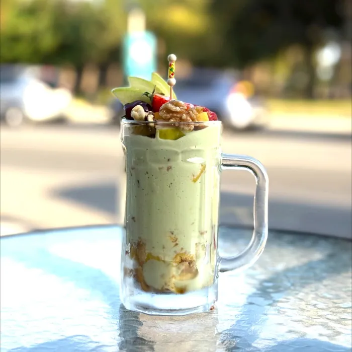 Batido de aguacate con fruta y frutos secos
