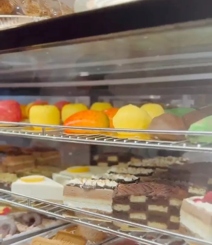 Vitrina con pasteles y postres de fruta