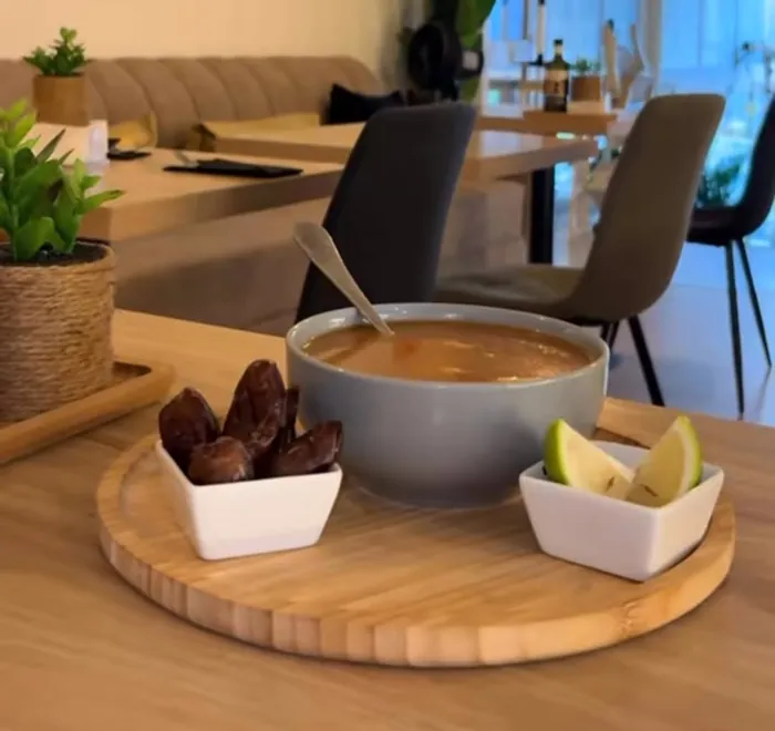 Harira, sopa marroquí, con dátiles