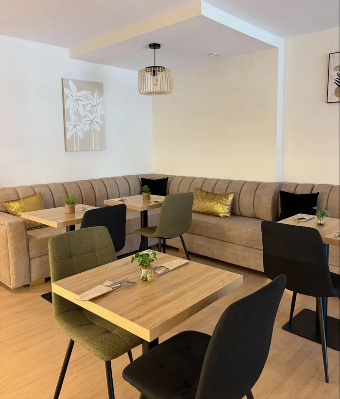 Sofás de terciopelo beige con cojines dorados