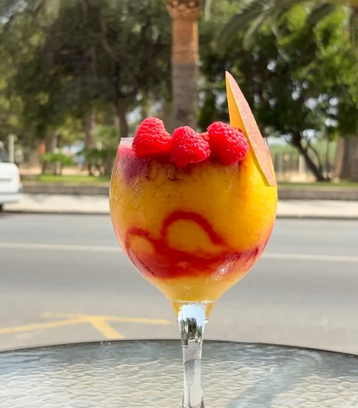 Smoothie de mango y frambuesa en copa